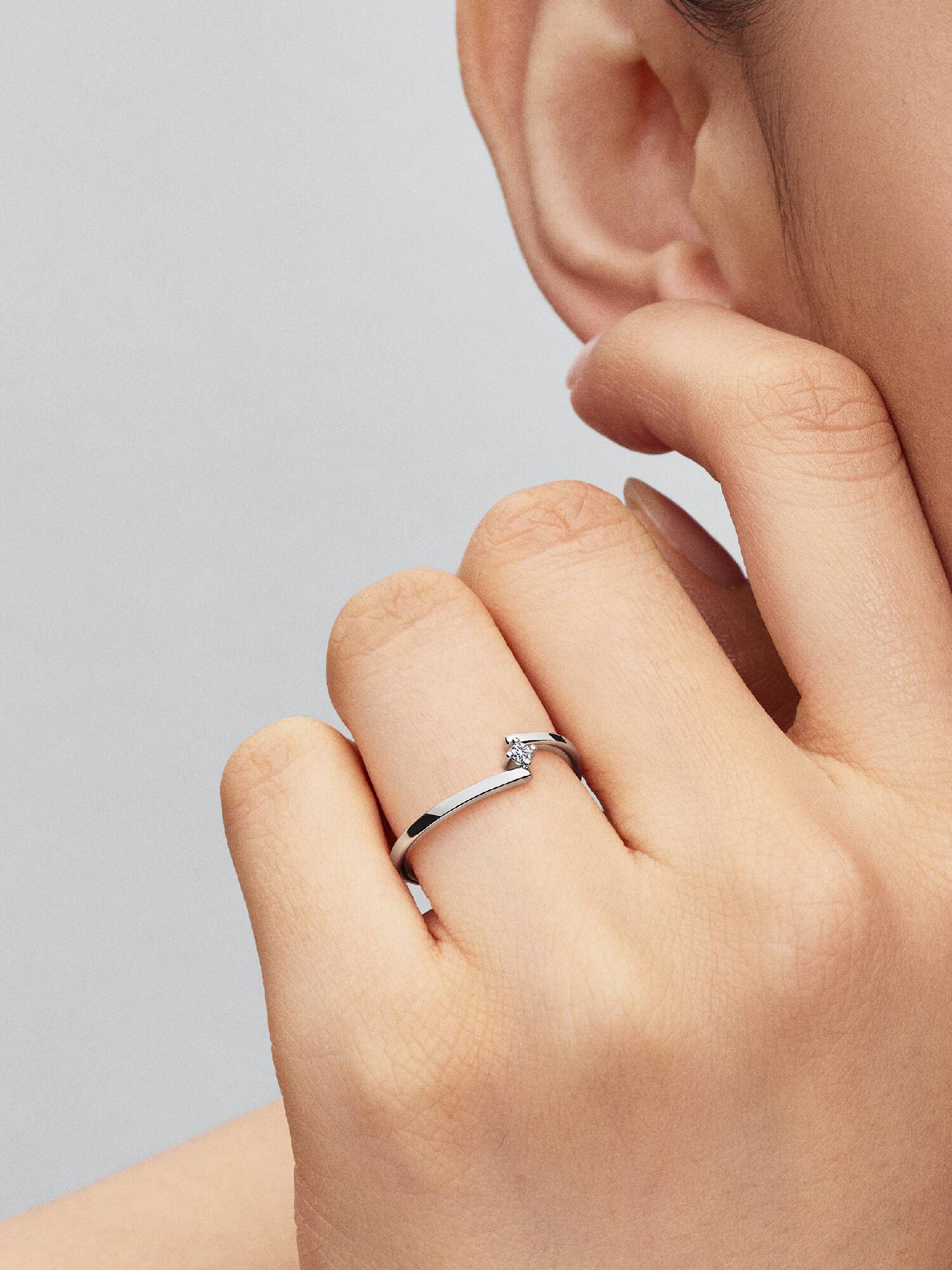 Anello Solitario Fascia Asimmetrica