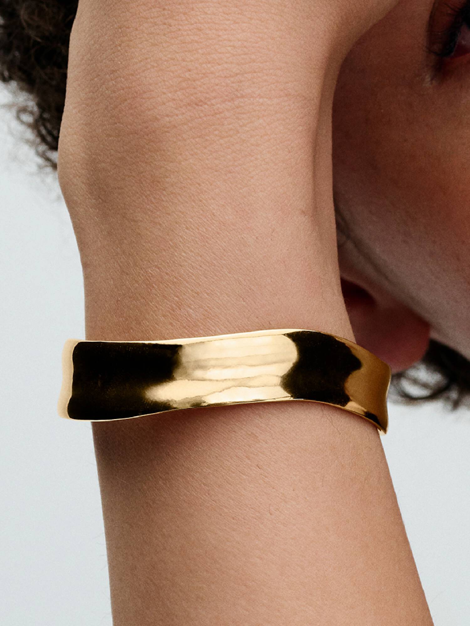 Bracciale Aperto Fascia Larga Linea Sinuosa