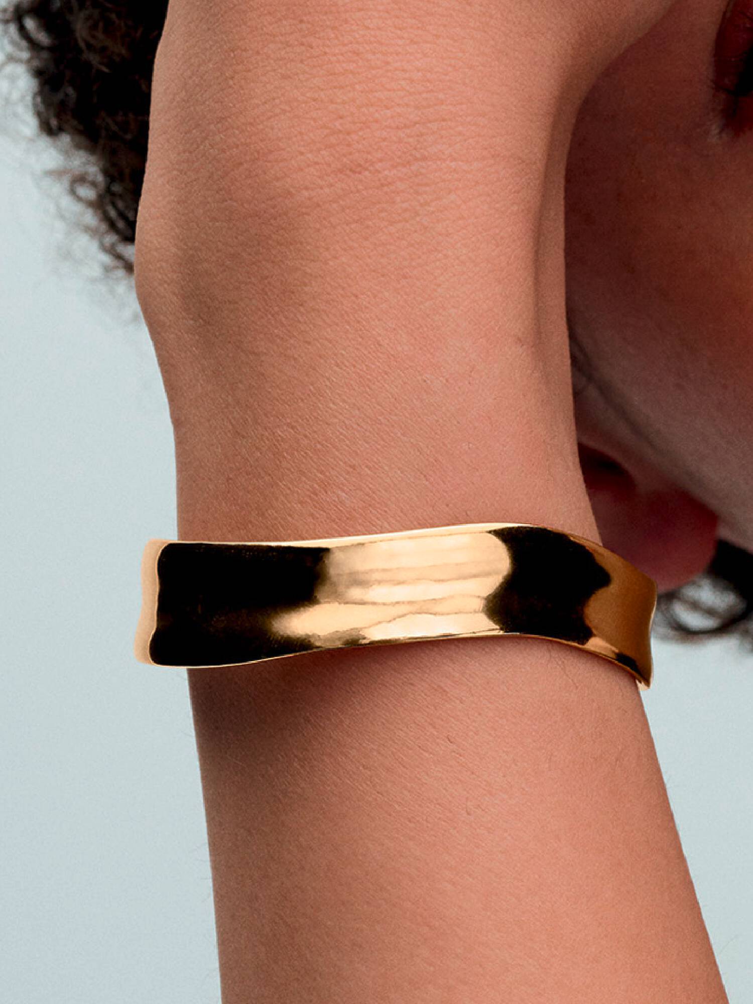 Bracciale Aperto Fascia Larga Linea Sinuosa