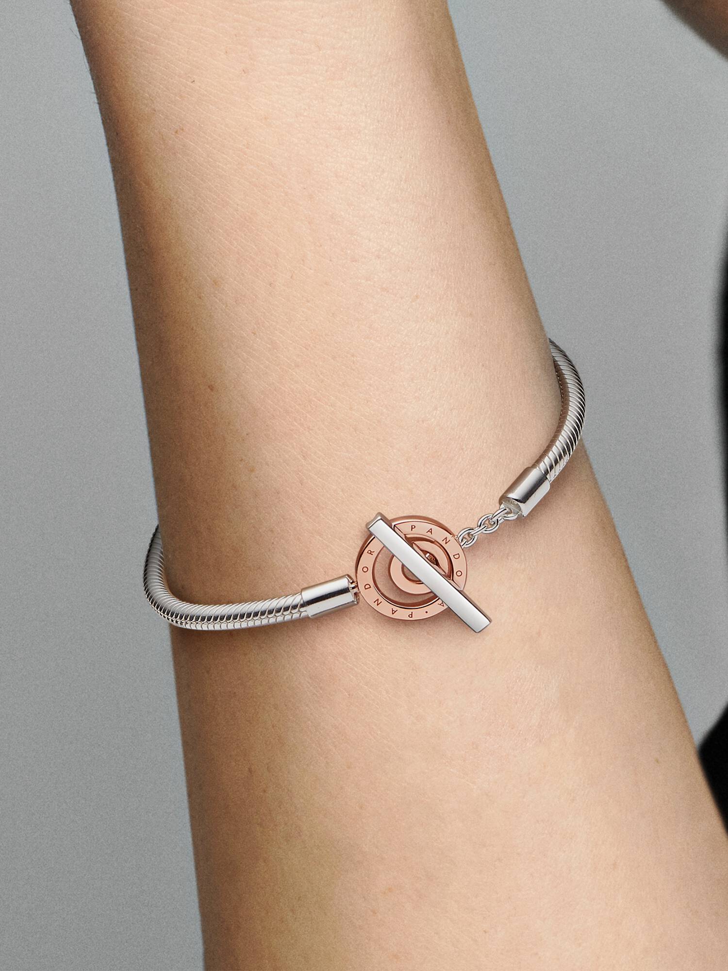 Bracciale con Chiusura a T e Cerchi