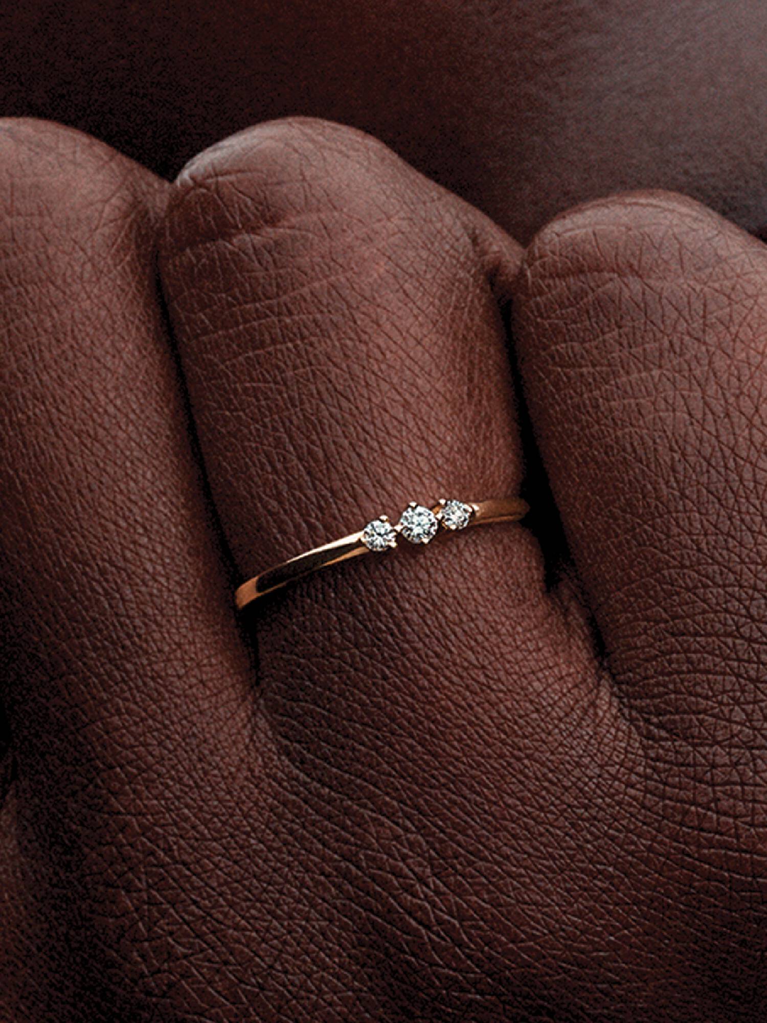 Anello Era in oro 14k con tre diamanti creati in laboratorio