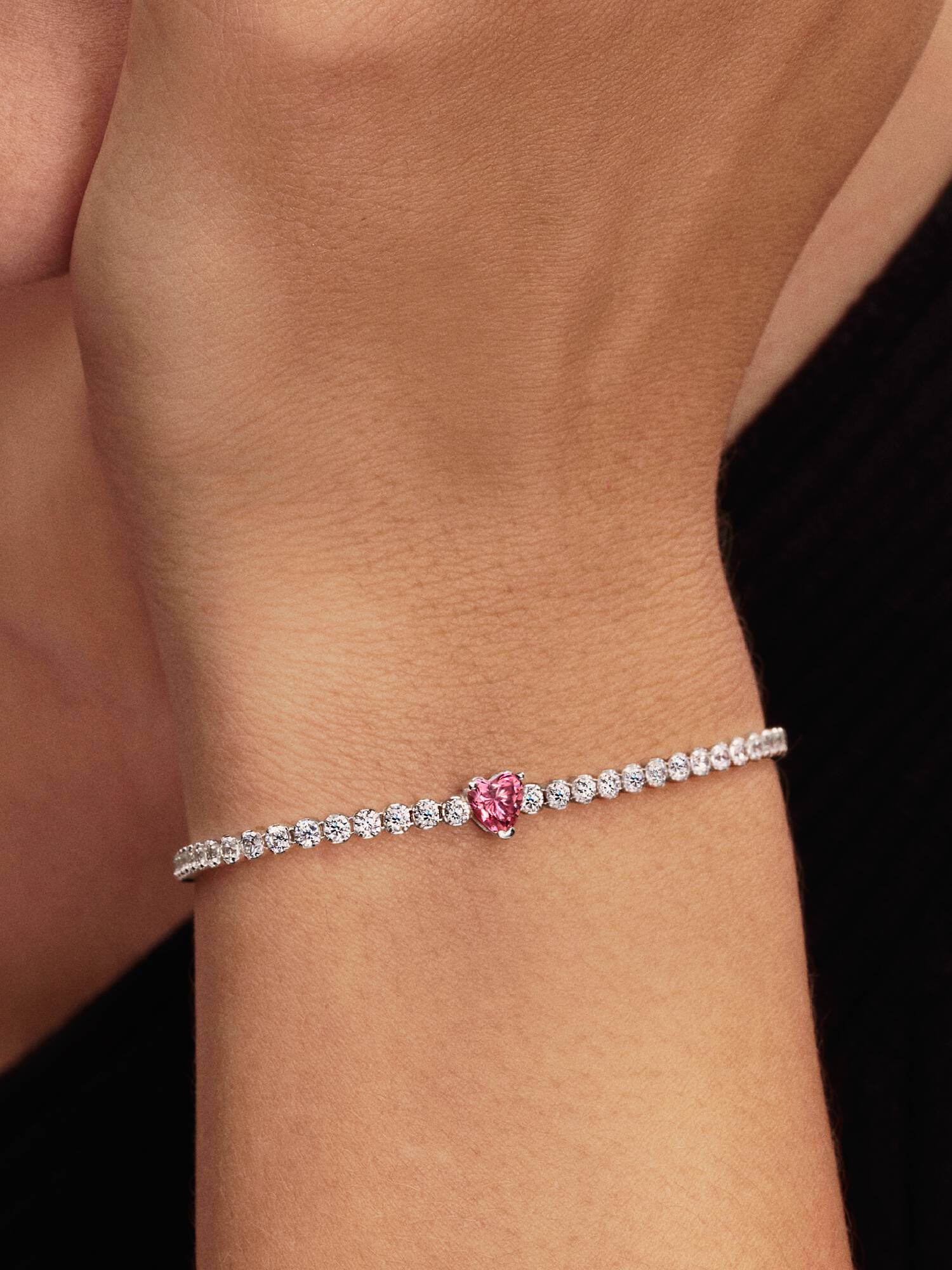 Bracciale tennis scintillante con cuore rosa