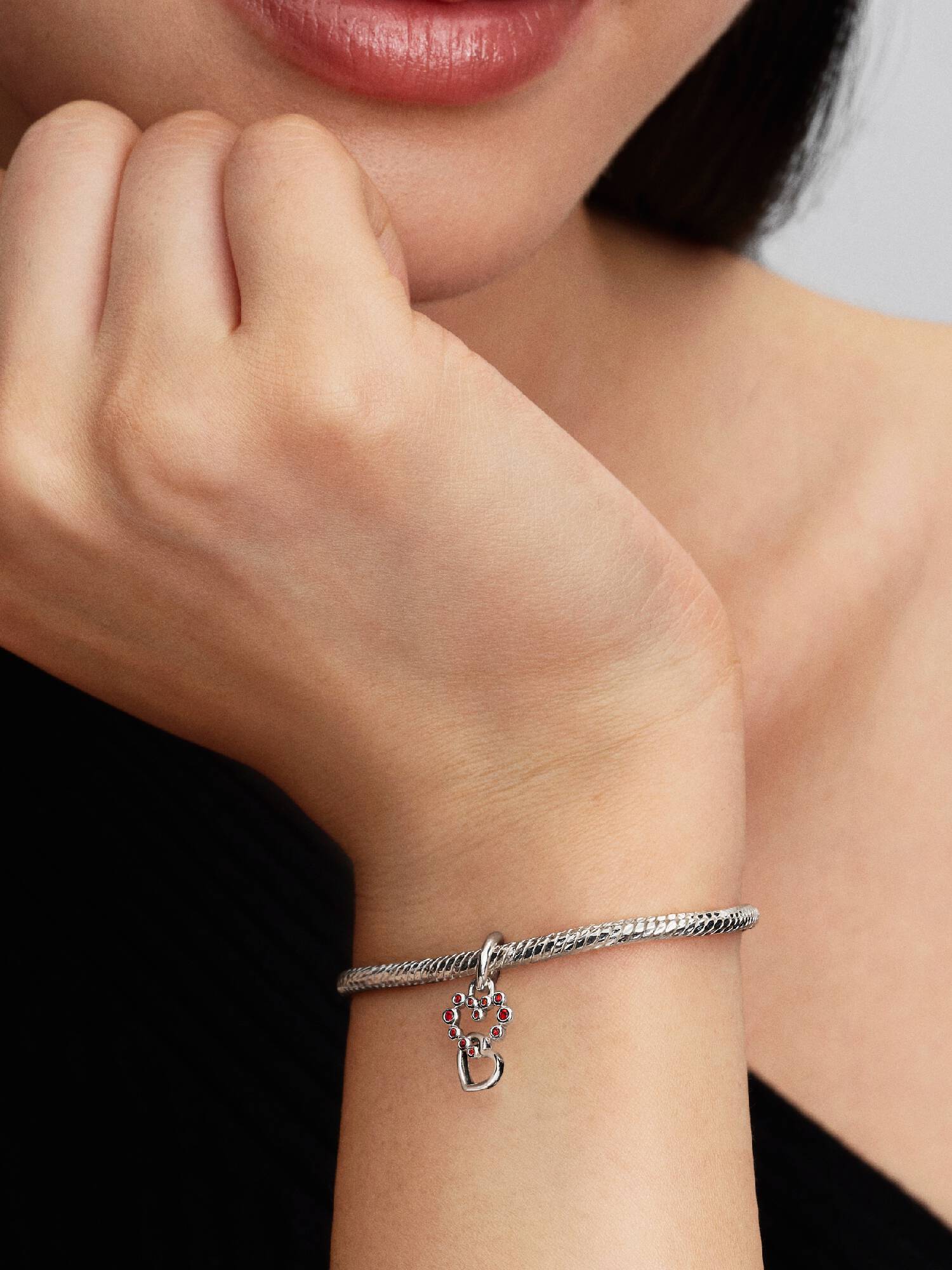 Charm Pendente Cuori Intrecciati con Cristalli Rossi