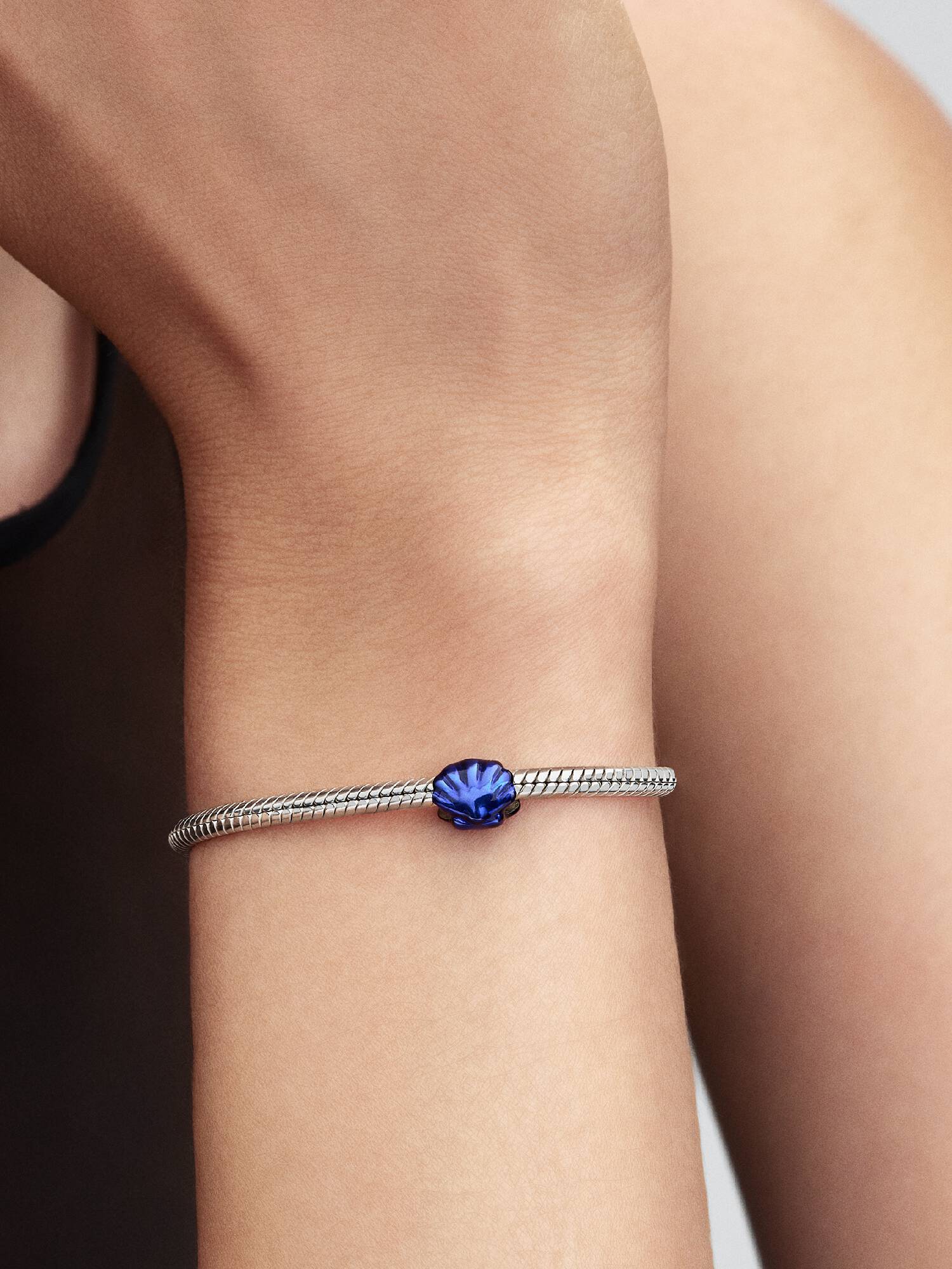 Mini Charm Conchiglia effetto metallico blu