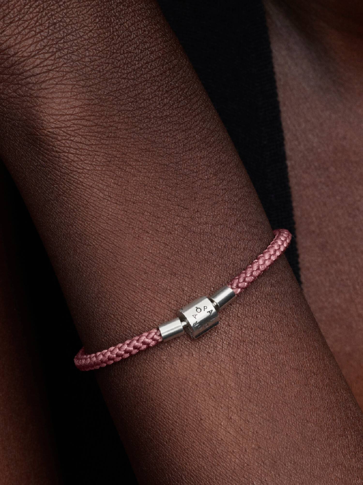 Bracciale in Corda Rosa con Chiusura a Barile