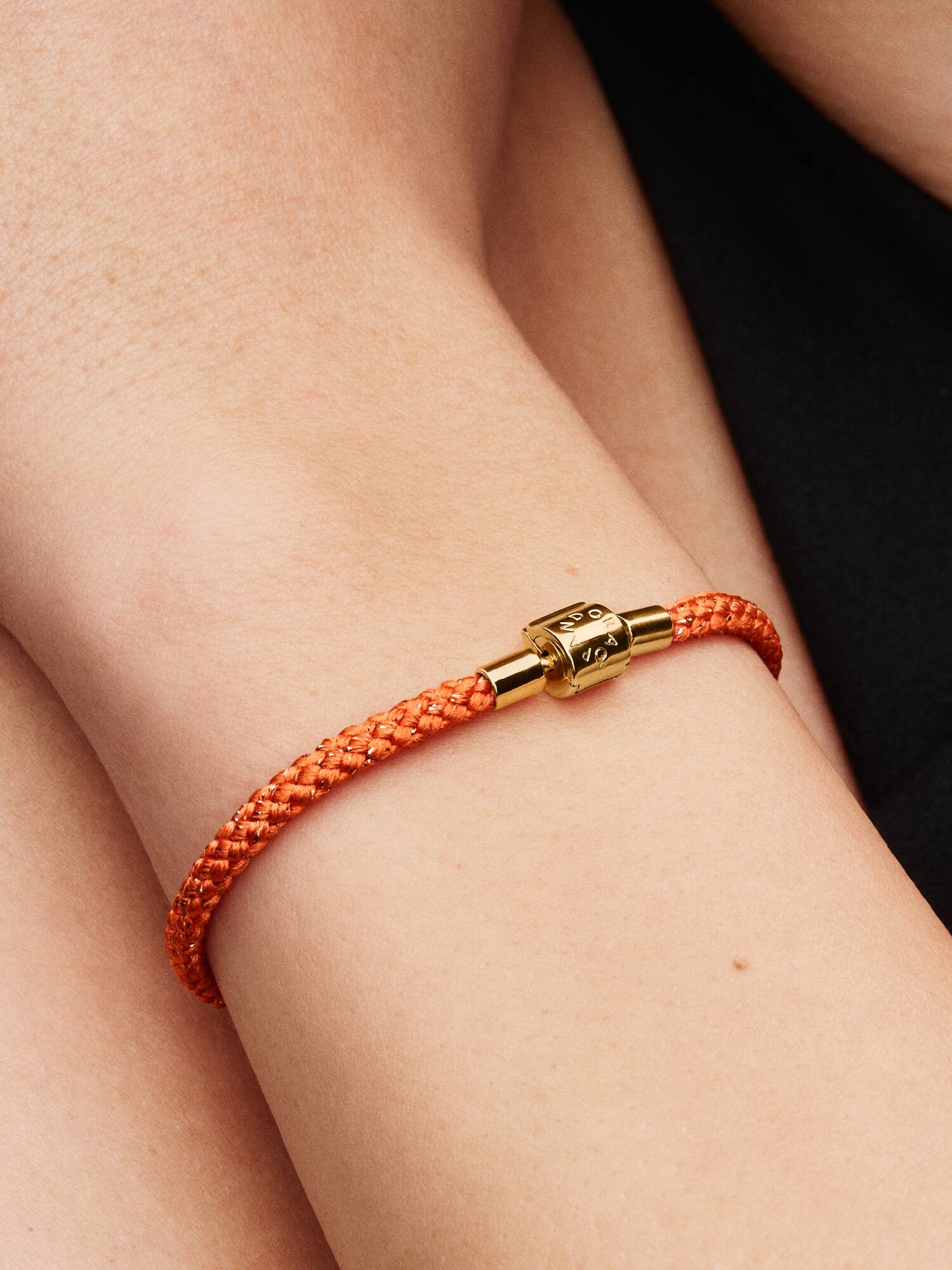 Bracciale in Corda Arancione con Chiusura a Barile