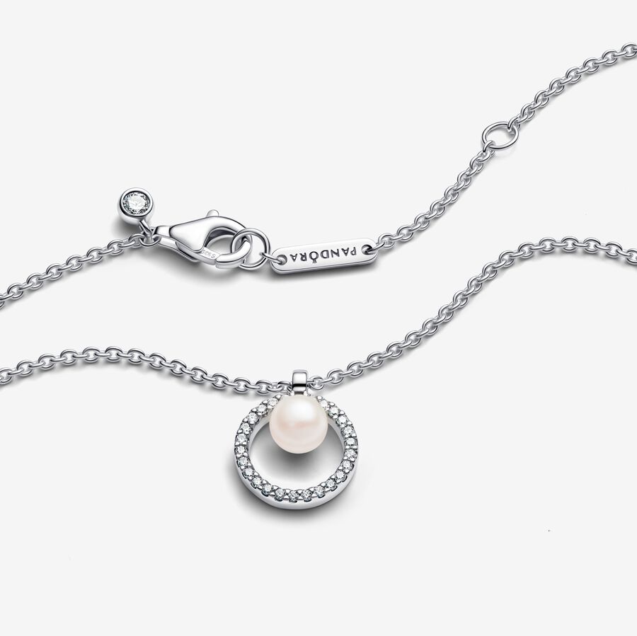 PANDORA Essence Collezione in argento Sterling con perle coltivate d'acqua dolce trattate bianche, 45, Collana con ciondolo circolare piccolo PANDORA Essence Collezione in argento Sterling con perle coltivate d'acqua dolce trattate bianche, 45, Collana con ciondolo circolare piccolo