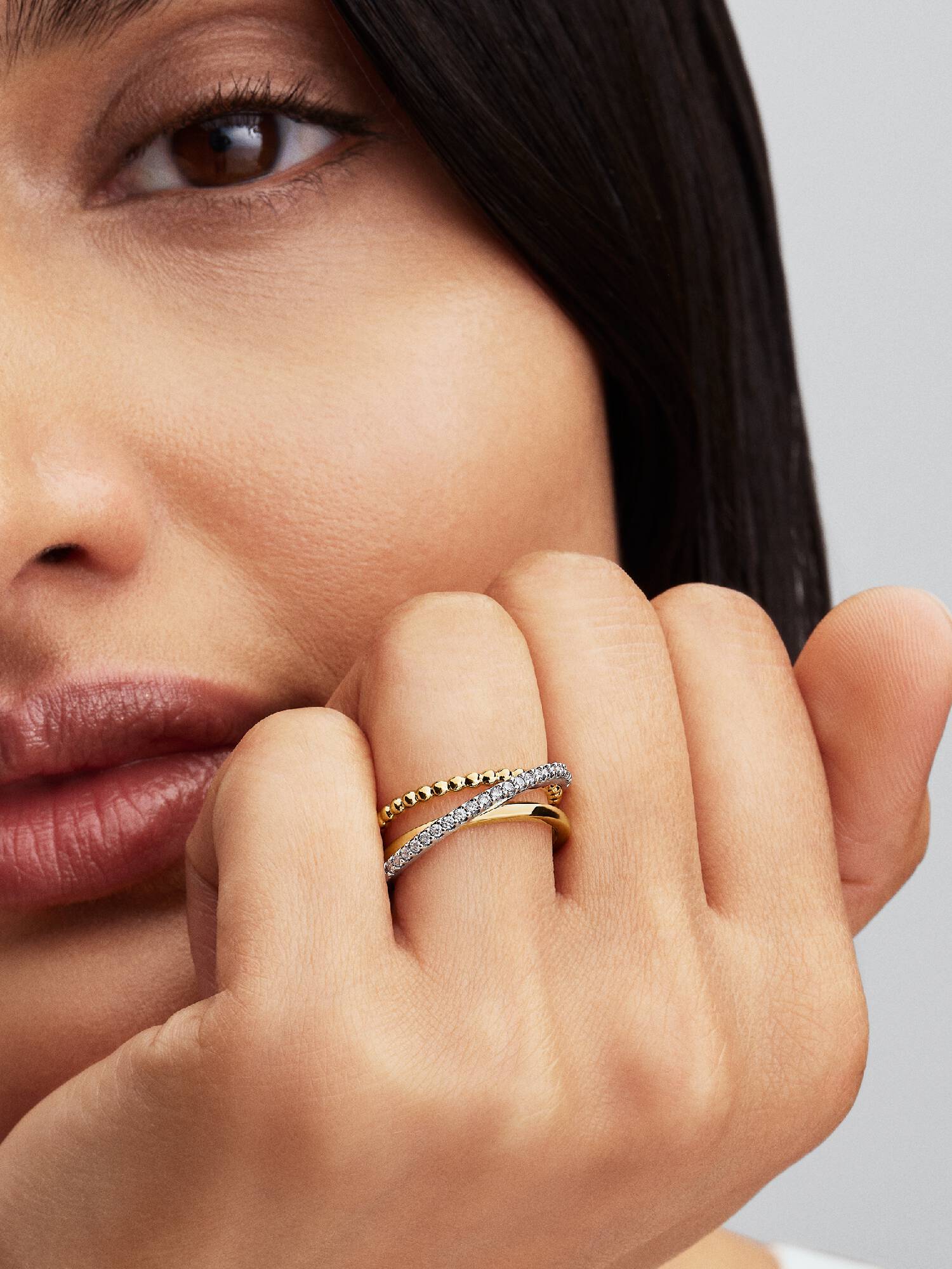 Anello Tripla Fascia Intrecciata Sfere e Pavé