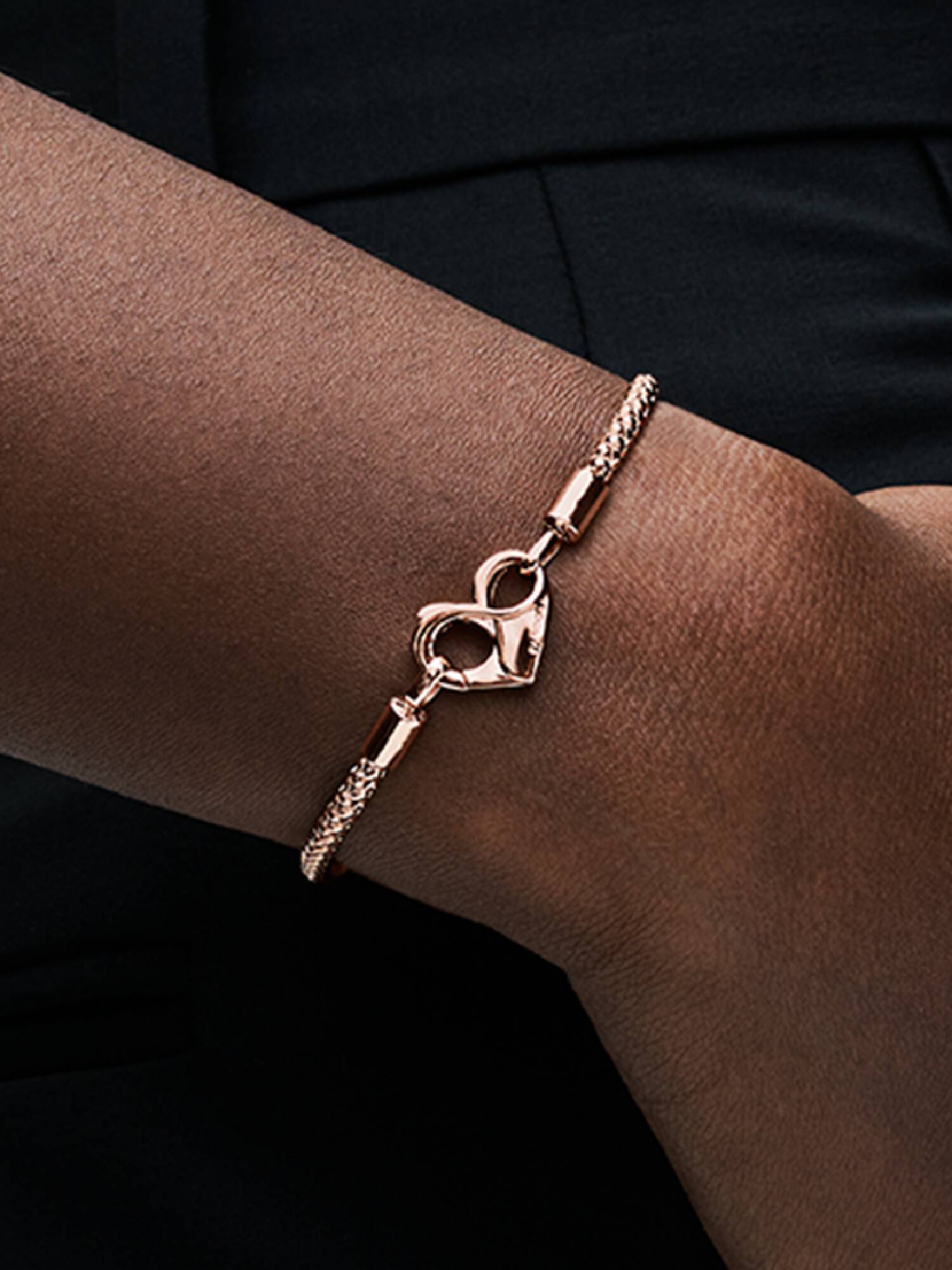 Bracciale Maglia Geometrica con Chiusura Moschettone a Cuore