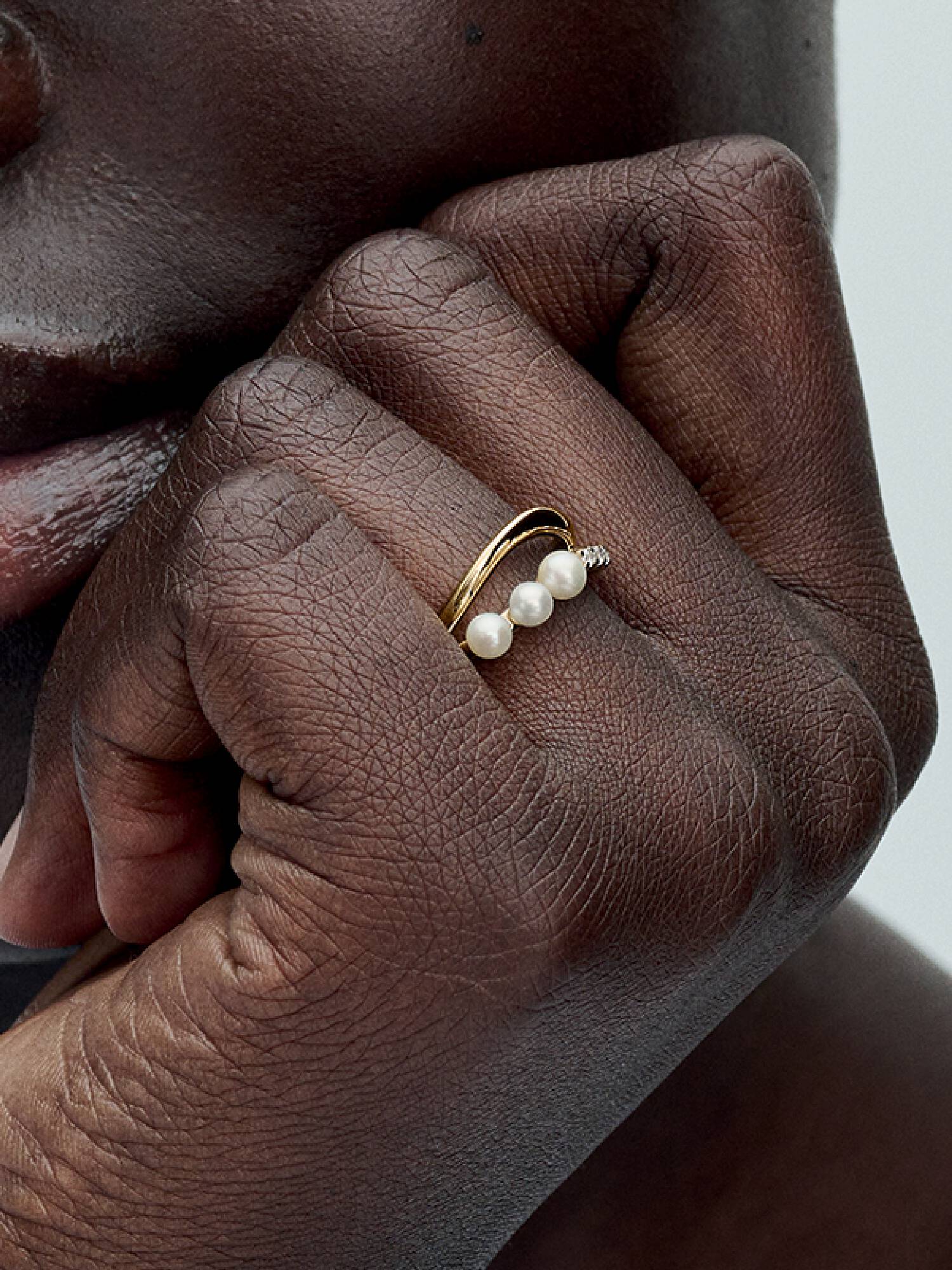 Anello Linea Sinuosa con Perle d’Acqua Dolce Coltivate e Pavè