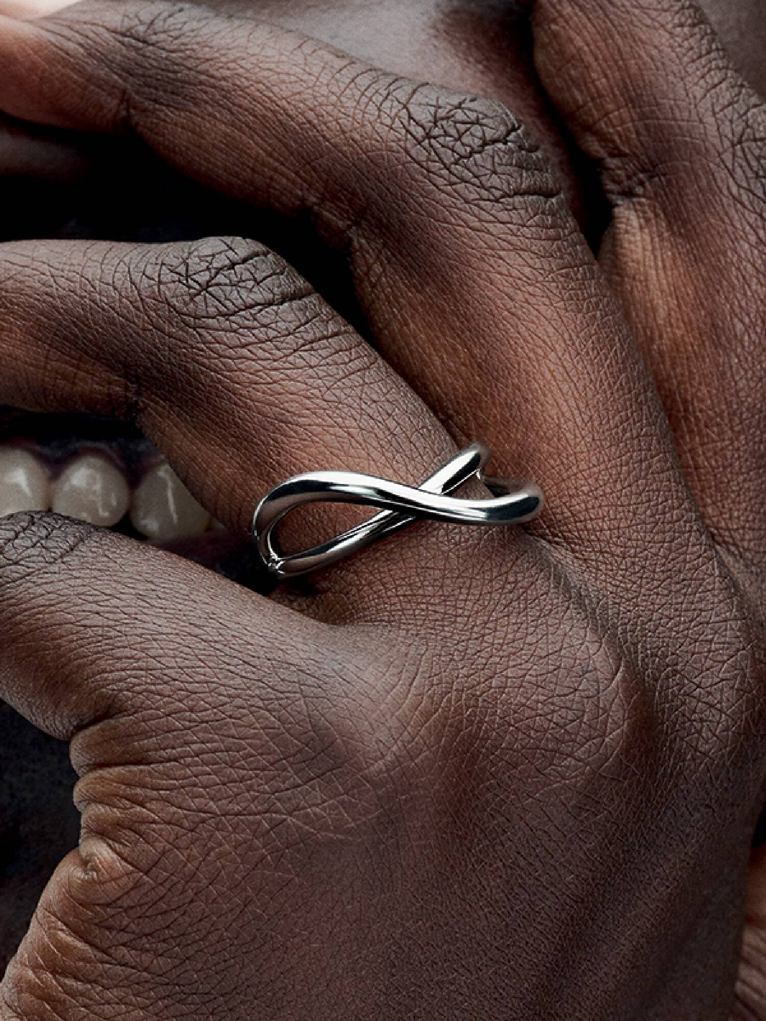 Anello Infinito Linea Sinuosa