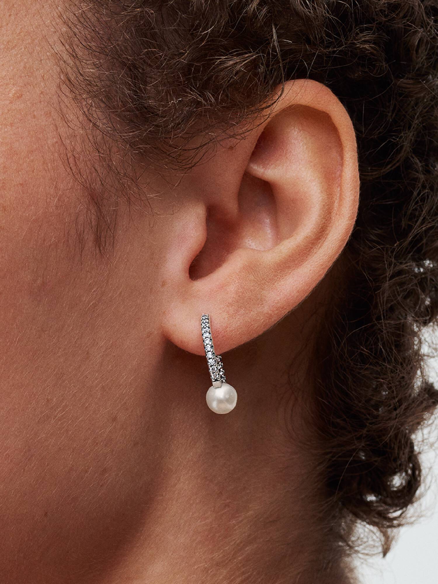 Orecchini Cerchi con Perle d’Acqua Dolce Coltivate e Pavè