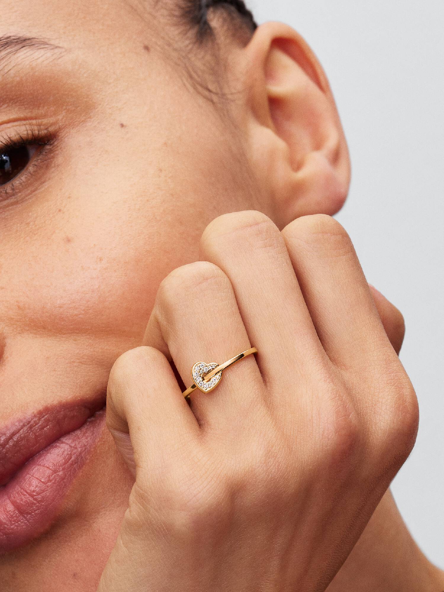Anello Talisman Cuore in oro 14k con pavé di diamanti creati in laboratorio