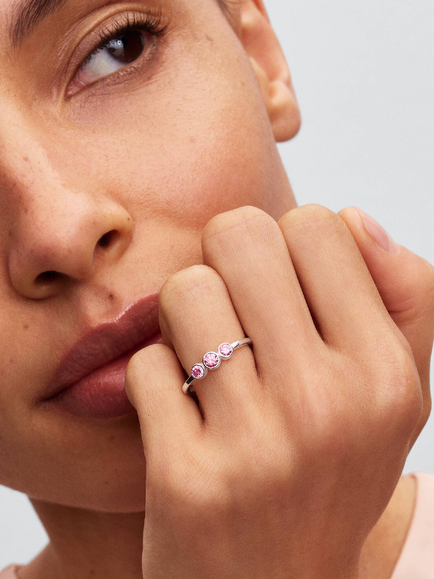 Anello Era Bezel con tre diamanti creati in laboratorio rosa