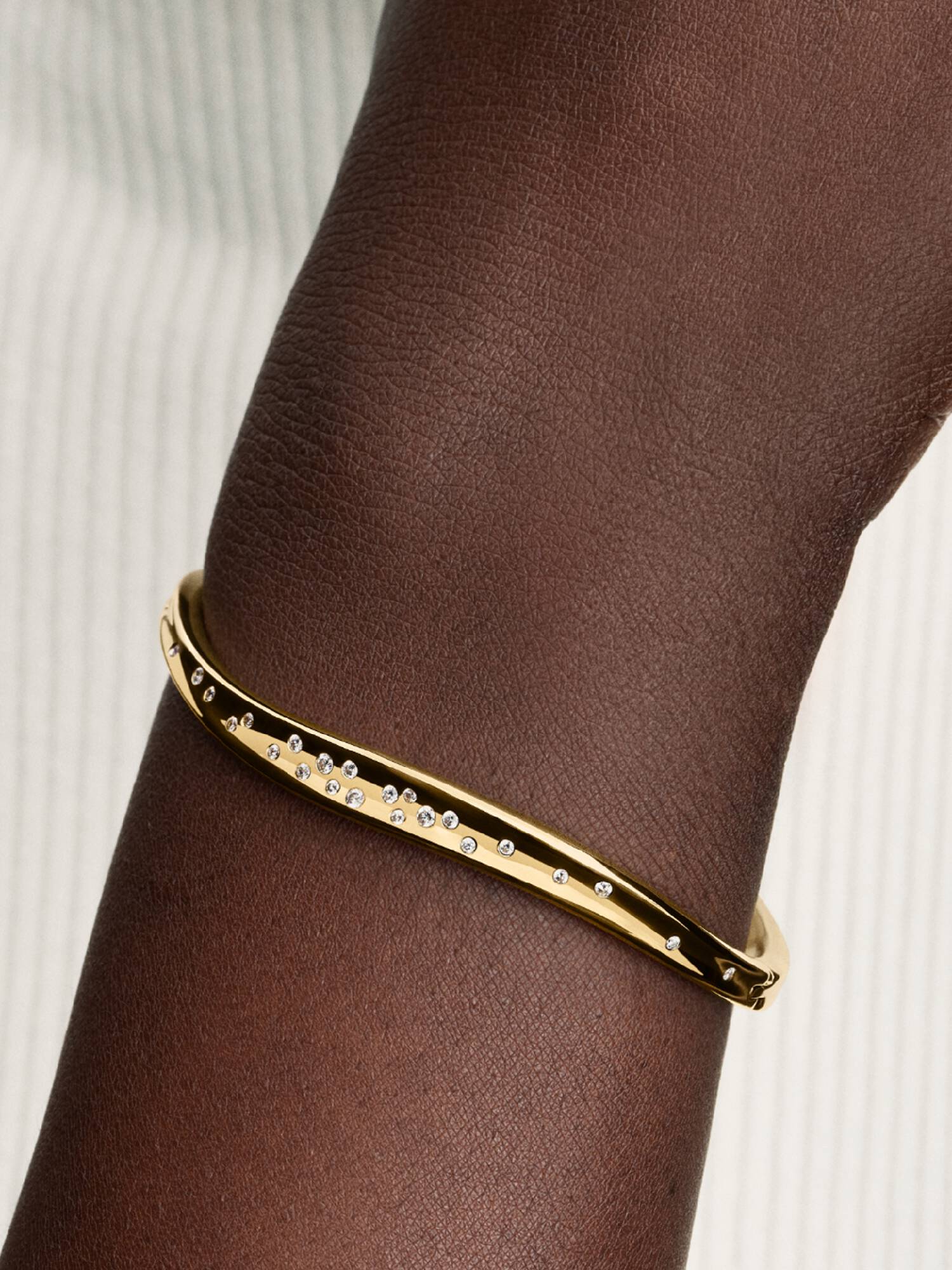 Bracciale Linea Sinuosa con Pietre Luminose