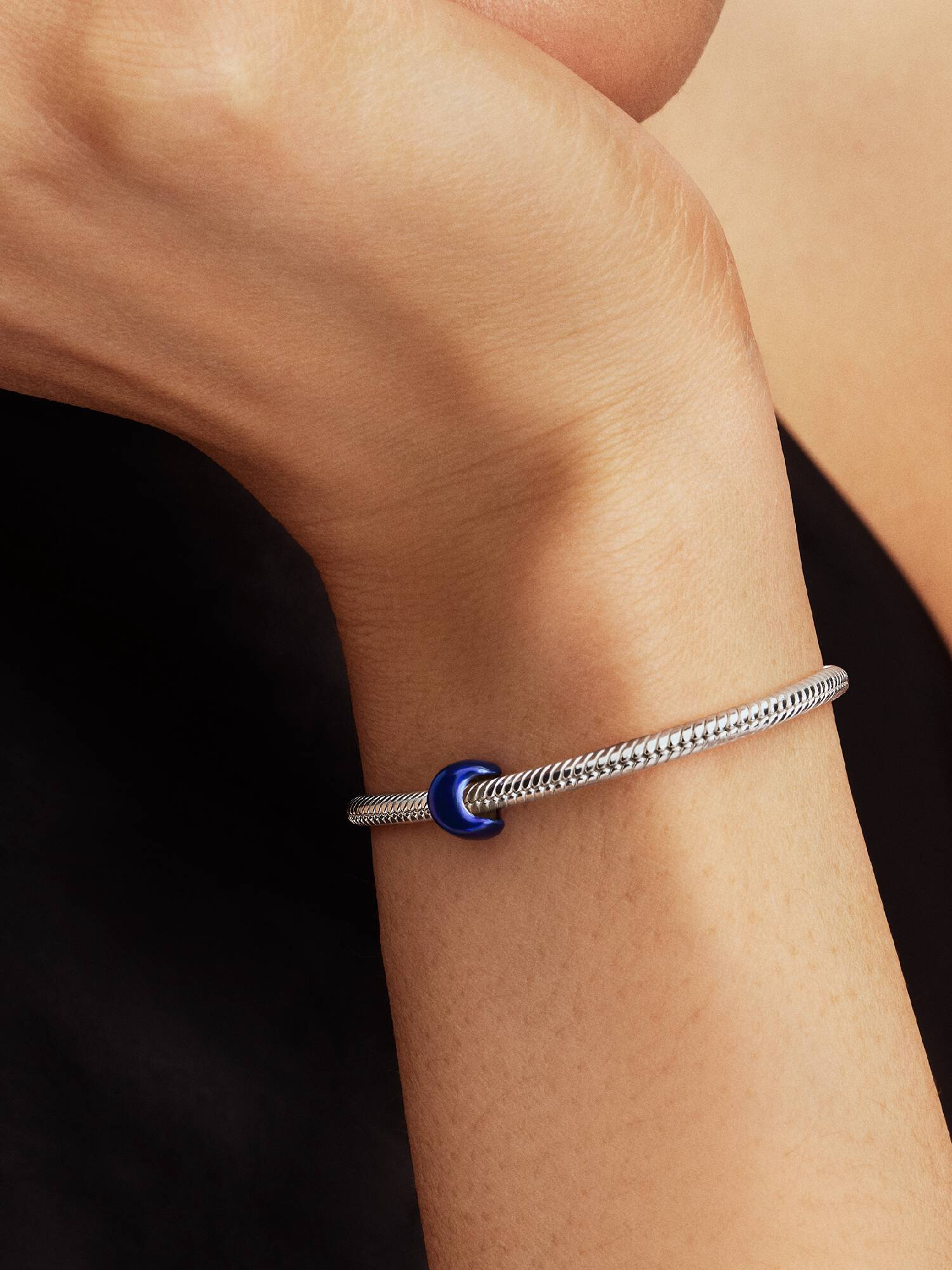 Mini Charm Luna effetto metallico blu 
