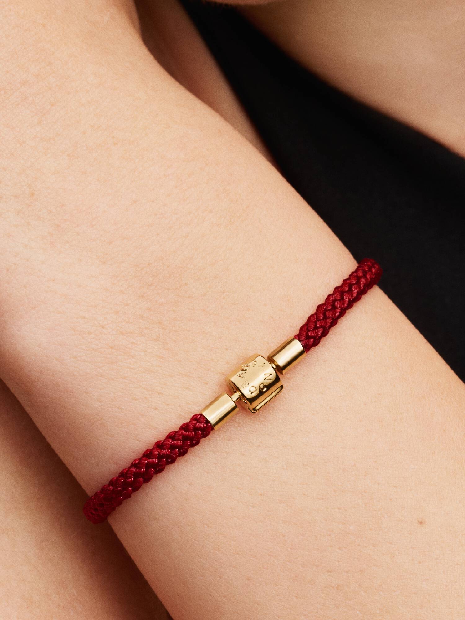 Bracciale in Corda Rossa con Chiusura a Barile