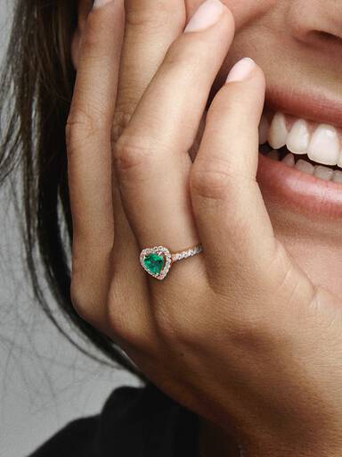 Anello Cuore in Rilievo Verde