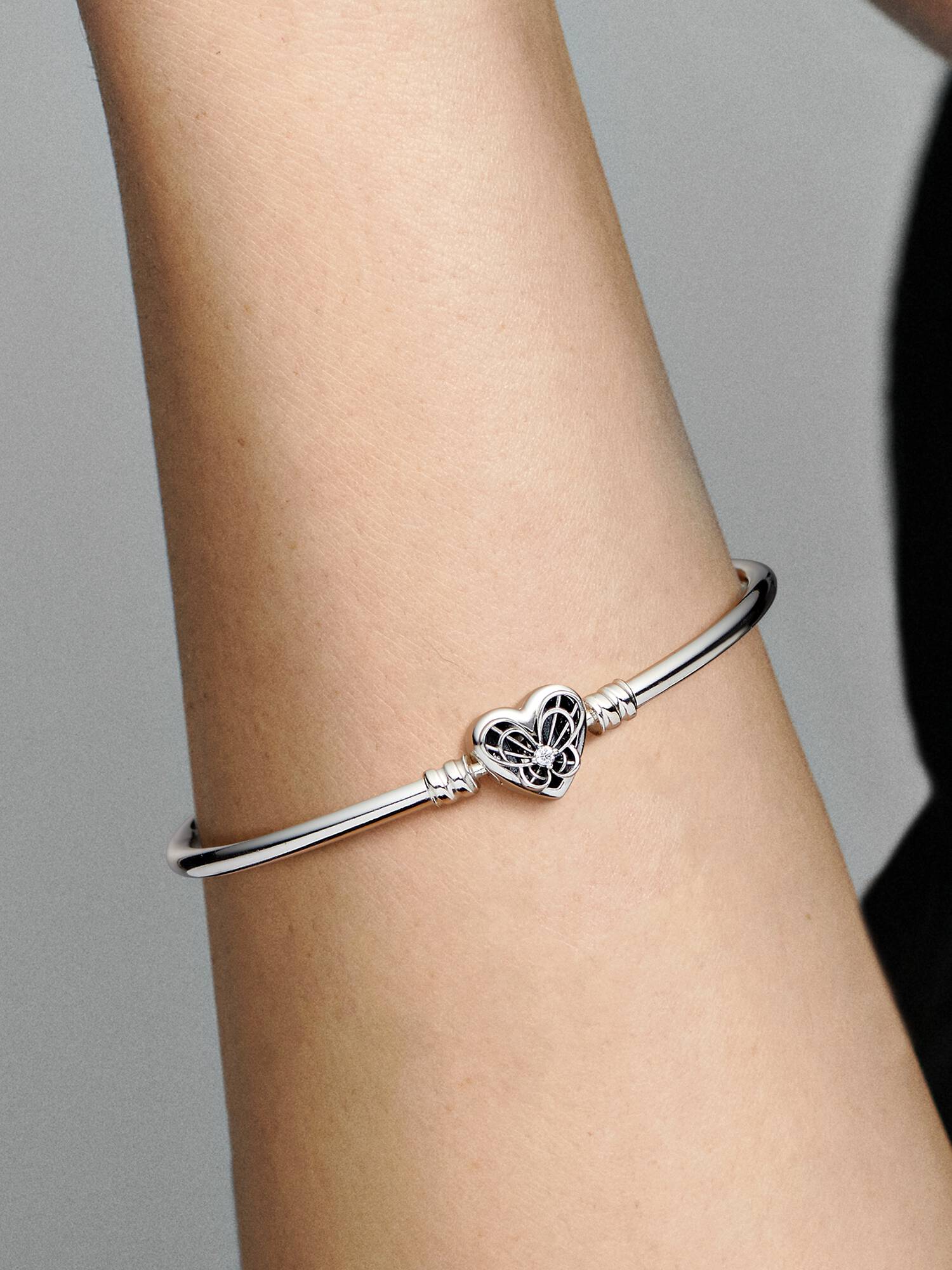 Bracciale Rigido con Chiusura a Cuore e Farfalla