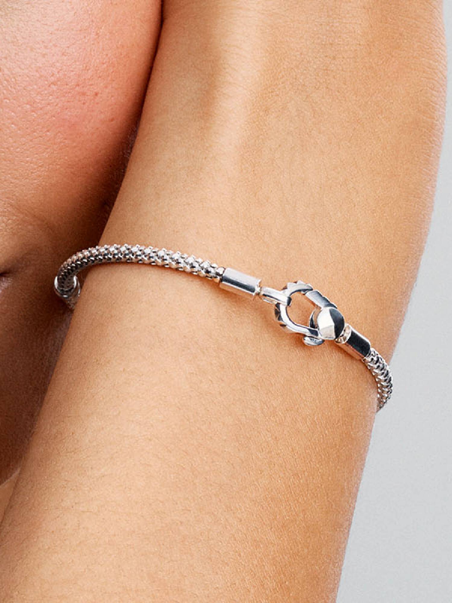 Bracciale Maglia Geometrica con Chiusura a Moschettone