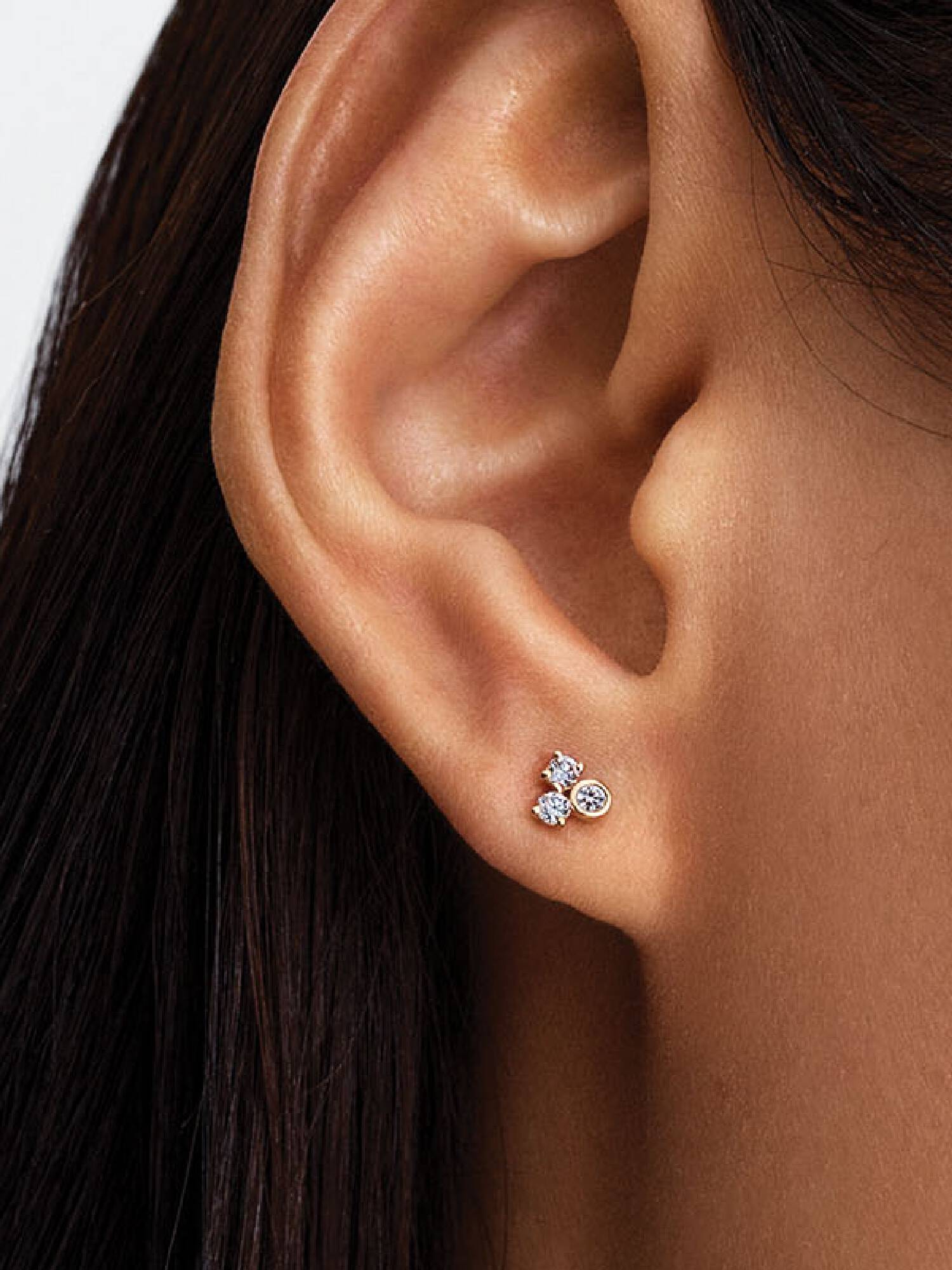 Orecchini Era in oro 14k con tre diamanti creati in laboratorio