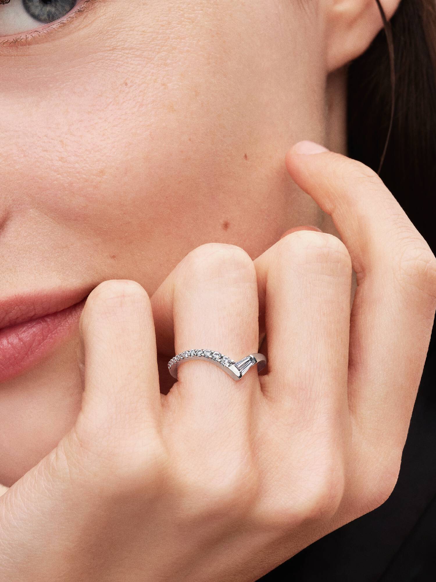 Anello Desiderio con Pietra Taglio Baguette e Pavè