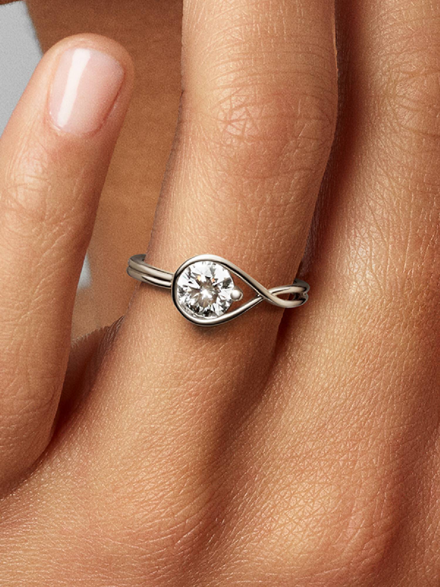 Anello Infinite in oro 14k con diamante creato in laboratorio