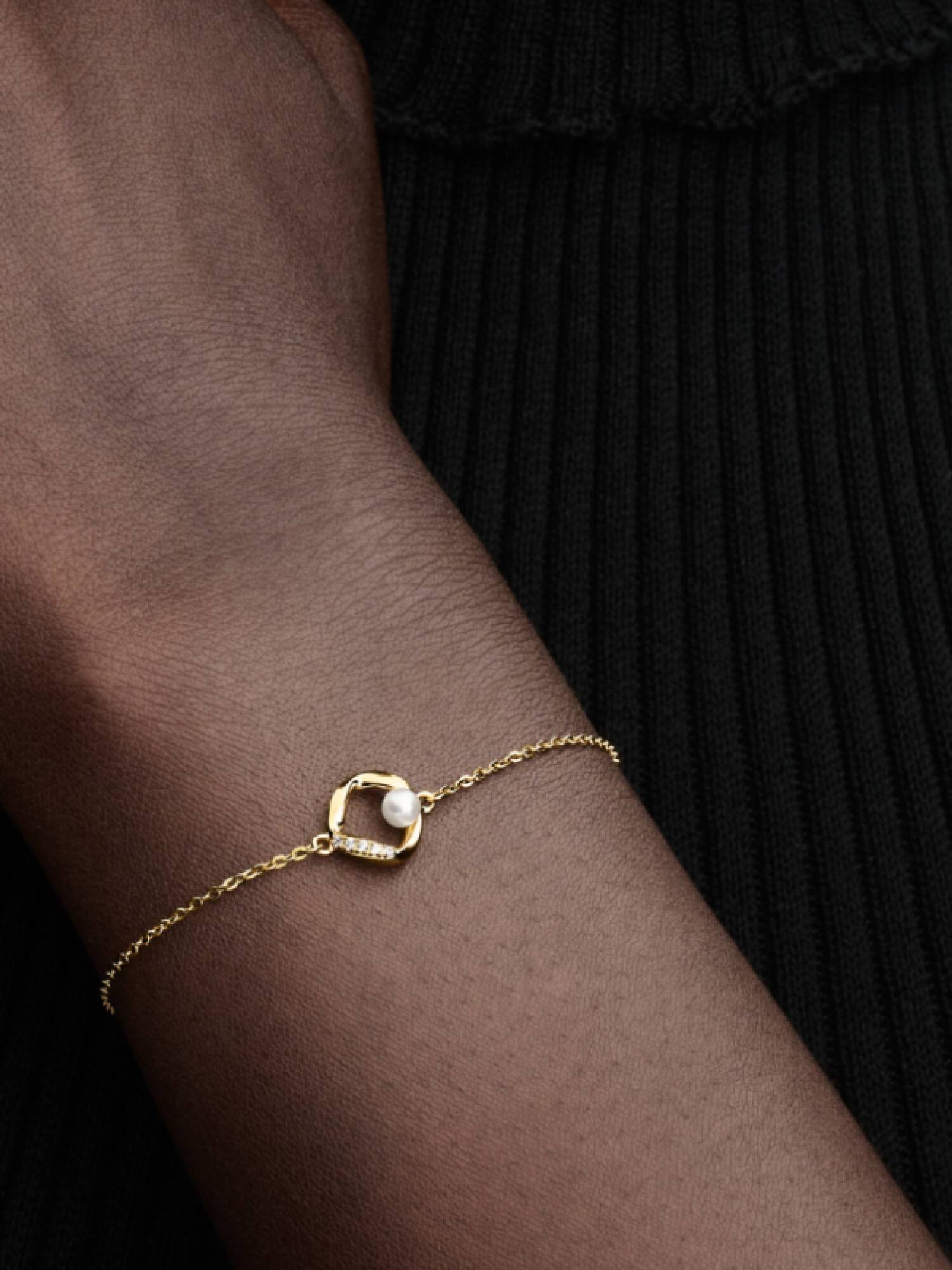 Bracciale Cerchio Linea Sinuosa con Perla d'Acqua Dolce Coltivata e Pavè