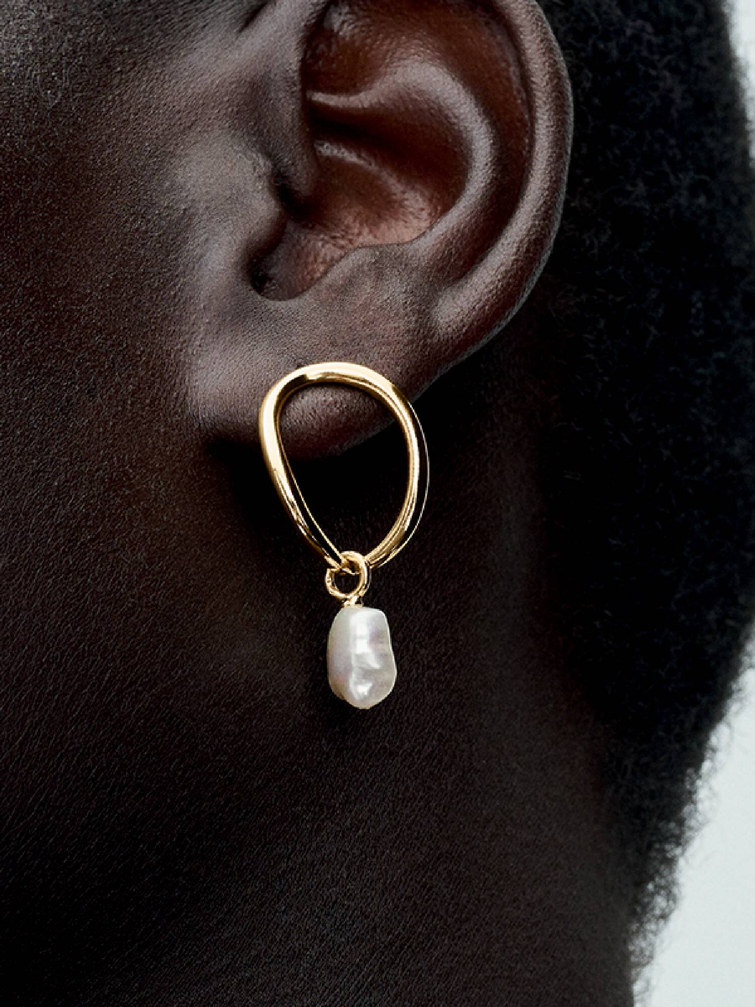 Orecchini Linea Sinuosa Circolare con Perla d'Acqua Dolce Coltivata Pendente