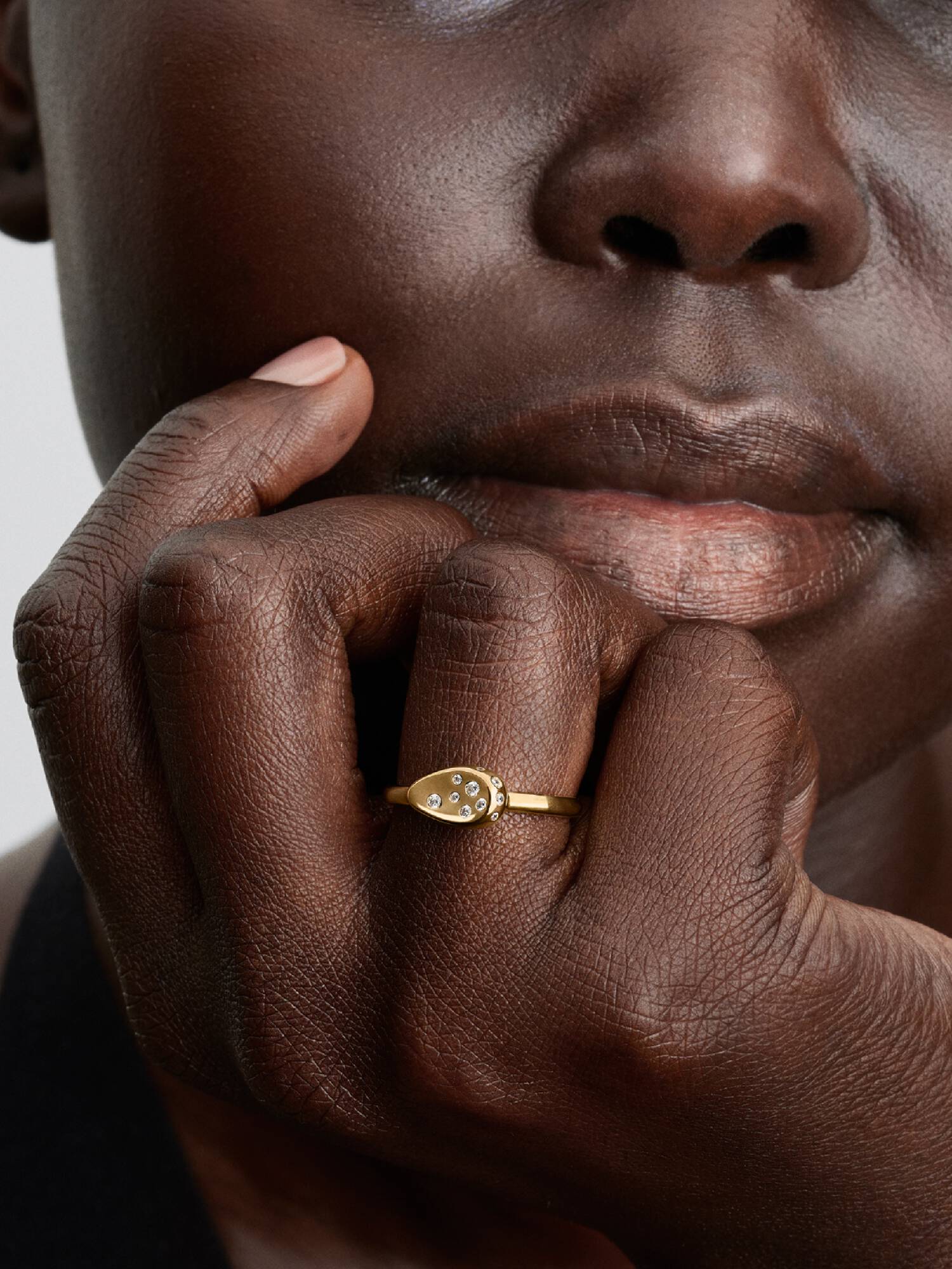 Anello Sigillo Piccolo con Pietre Luminose