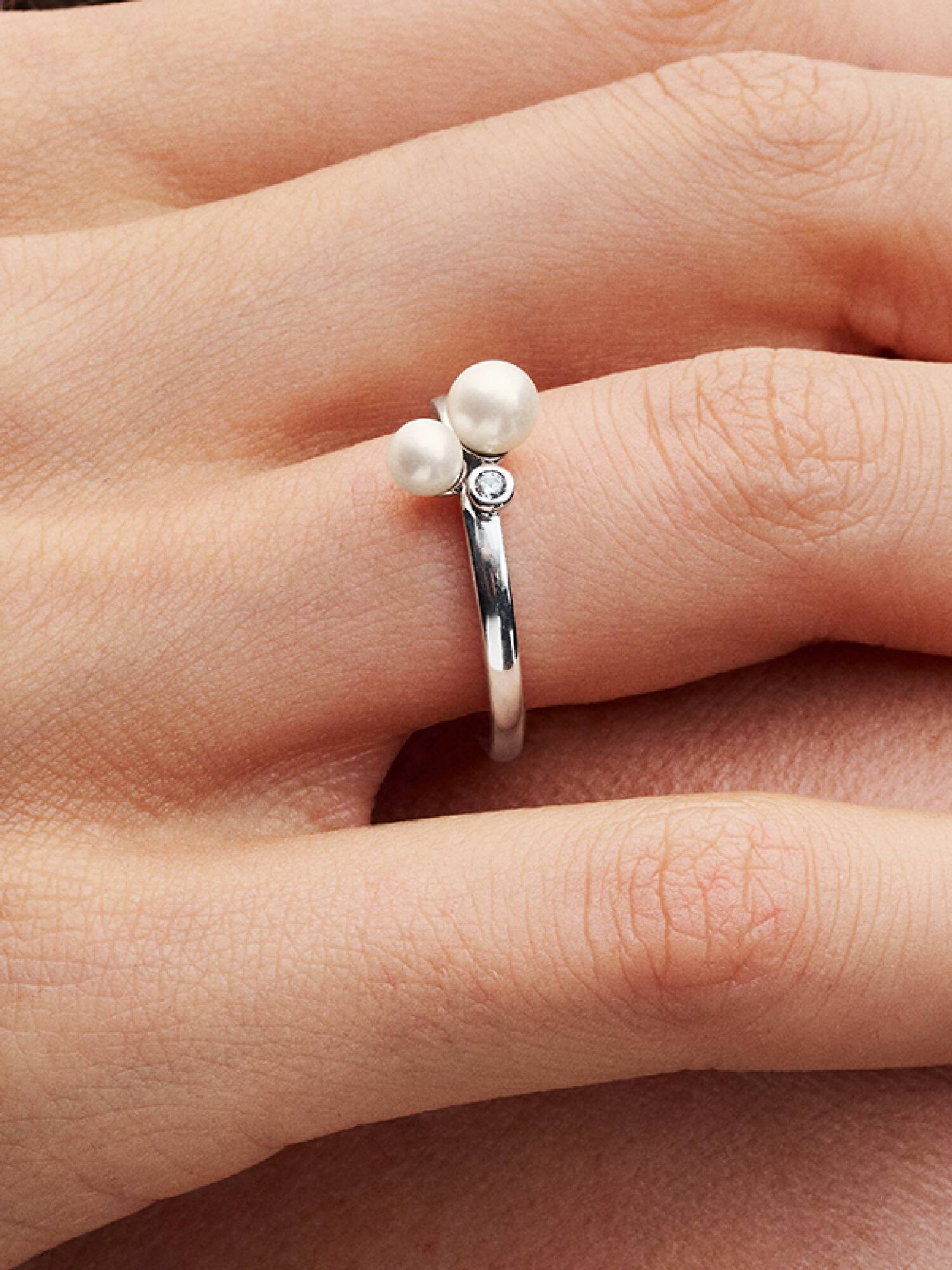 Anello Perle d'Acqua Dolce Coltivate e Punto Luce