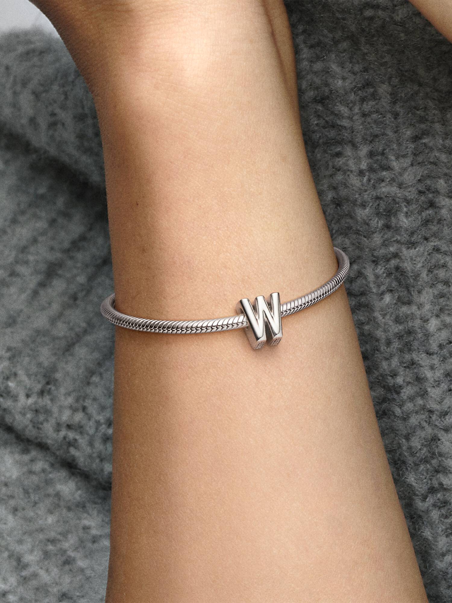 Charm Lettera W