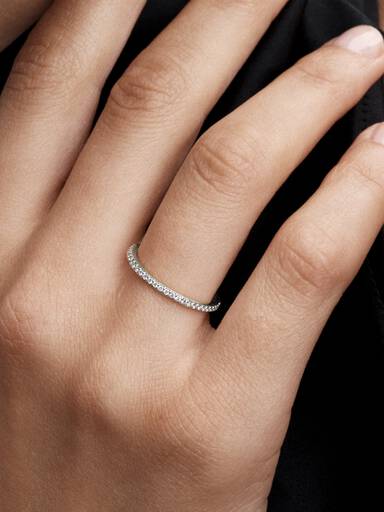 Anello Era Fascia in oro 14k con pavé di diamanti creati in laboratorio