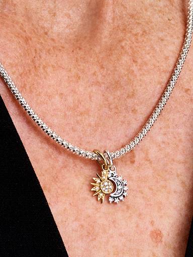 Collana con ciondolo luna, realizzata in argento 925‰ rodiato Collana con ciondolo luna, realizzata in argento 925‰ rodiato